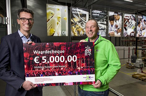 嘉宾在Royal Pas Reform 100年庆典上向‘Kanjers voor Kanjers’捐赠了5,000欧元。